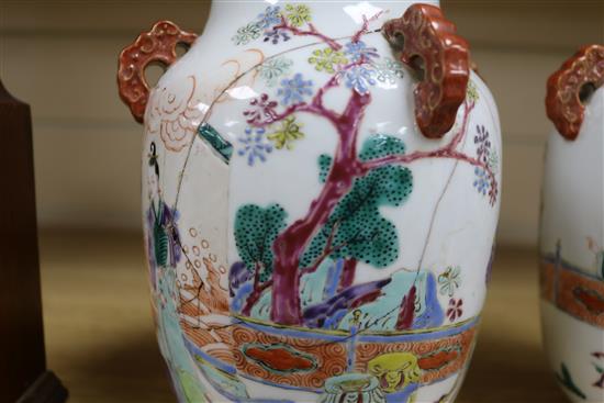A pair of early 20th century Chinese vases H.18cm
